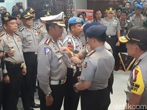 Kapolri Beri Pin Emas ke Kombes Rudy Penembak Mati 3 Teroris Kapolri Beri Pin Emas ke Kombes Rudy Penembak Mati 3 Teroris