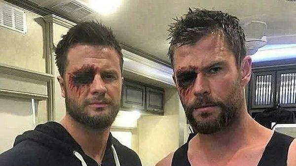 Potret Viral Superhero Avengers Bersama Kembarannya