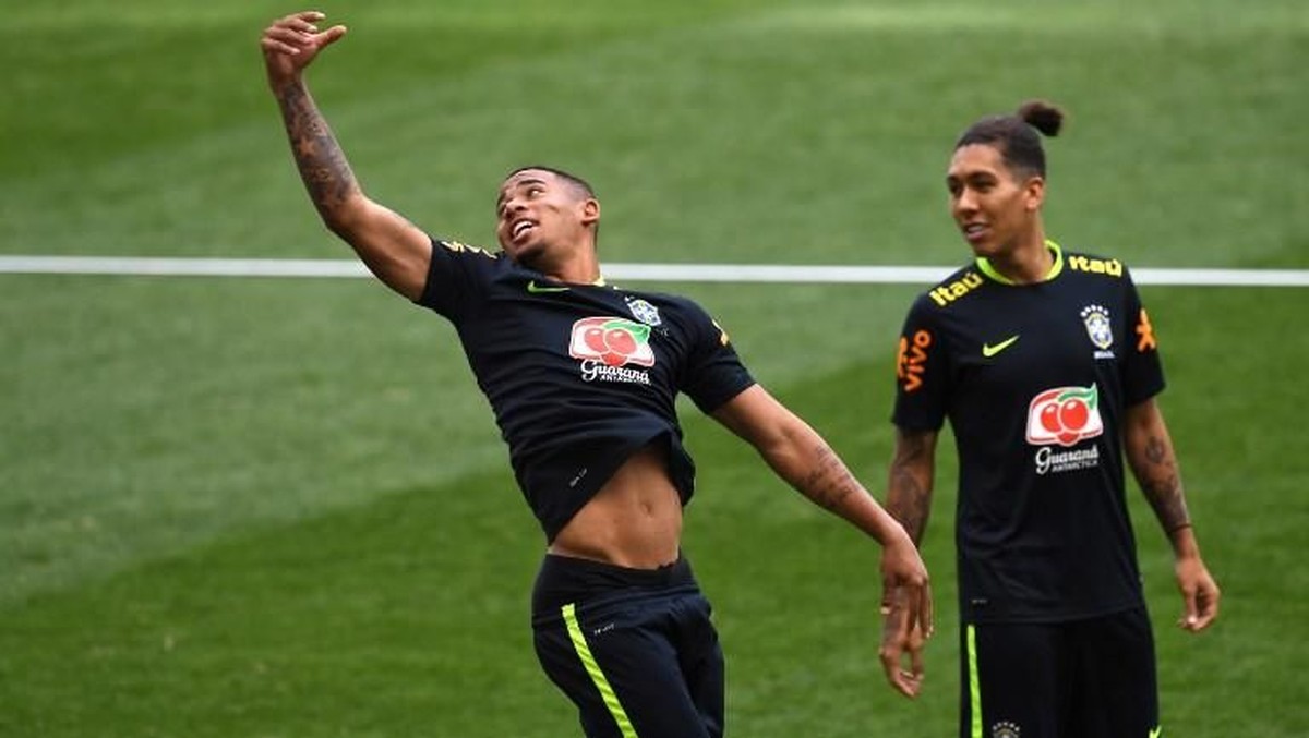 Gabriel Jesus dan Roberto Firmino dalam sebuah sesi latihan timnas Brasil (Foto: Vanderlei Almeida/AFP)