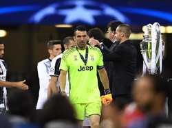 Dua tahun usai kekalahan dari Barca di Berlin, Buffon lagi-lagi menelan pil pahit di final Liga Champions. Kali ini Real Madrid yang memupuskan harapan Buffon untuk meraih gelar Liga Champions perdananya. Foto: Shaun Botterill/Getty Images