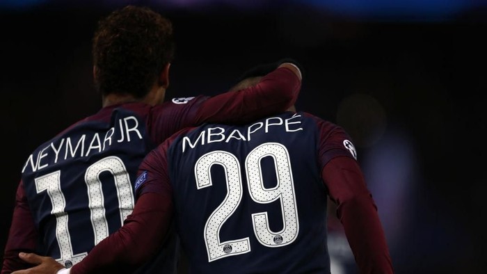 PARIS, FRANCE - NOVEMBER 22: Neymar and Kylian Mbappe of PSG during the UEFA Champions League group B match between Paris Saint-Germain and Celtic FC at Parc des Princes on November 22, 2017 in Paris, France. (Photo by Catherine Ivill/Getty Images)