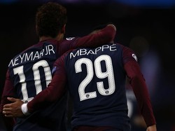 Neymar dan Mbappe Rebutan Patung King Kong