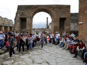 Ketahuan Nyolong Artefak Kuno Pompeii, Turis Kena Denda