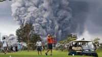 Ngeri! Main Golf Dekat Gunung Meletus