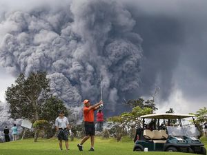 Ngeri! Main Golf Dekat Gunung Meletus