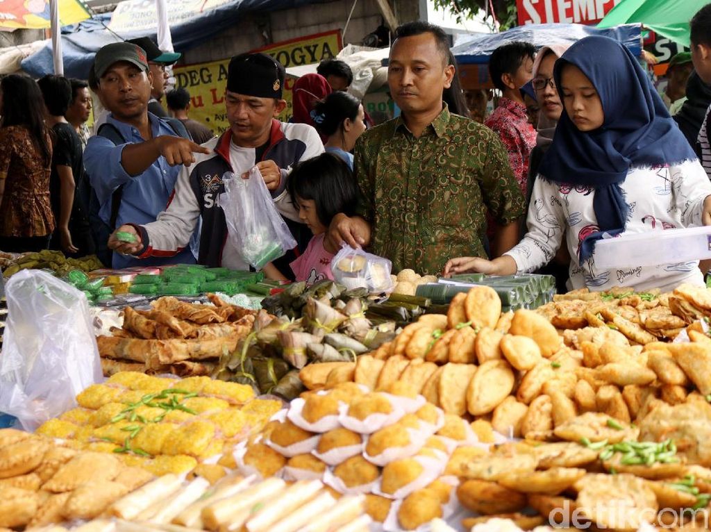 Potret Pasar Takjil Benhil Jelang Buka Puasa Potret Pasar Takjil Benhil Jelang Buka Puasa