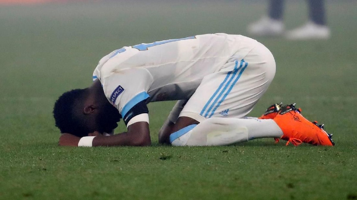 Kekecewaan Bouna Sarr setelah Marseille kalah dari Atletico Madrid di final Liga Europa (Foto: Christian Hartmann/Reuters)