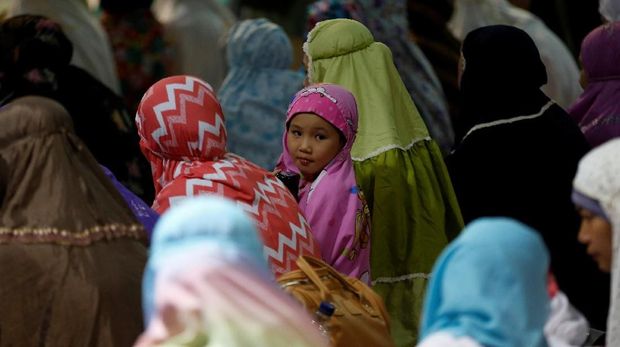 A Muslim girl attends prayers at the first day of the holy fasting month of Ramadan at Istiqlal mosque in Jakarta, Indonesia, May 16, 2018. REUTERS/Willy Kurniawan