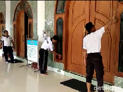 Sambut Ramadan, Puluhan Personel Polres Ponorogo Bersih-bersih Masjid