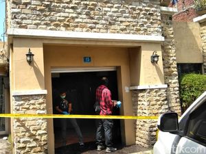 Densus 88 Geledah Rumah Orang Tua Terduga Teroris Dukuh Pakis