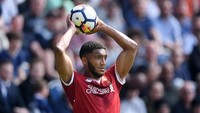 Joe Gomez diperkirakan bakal jadi bek yang oke di perhelatan Liga Champions musim ini. Pemain 21 tahun itu selalu jadi starter di Premier League musim ini dan sudah bikin 10 tekel sukses. (Foto: Laurence Griffiths/Getty Images)