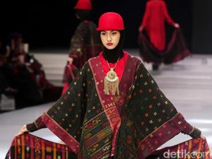 12 Busana Rancangan Ida Royani Mengangkat Kain Tradisional Batak