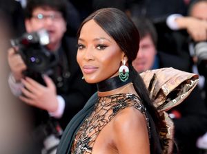 Naomi Campbell Pakai Gaun Bernoda Darah Seperti Habis Ditembak