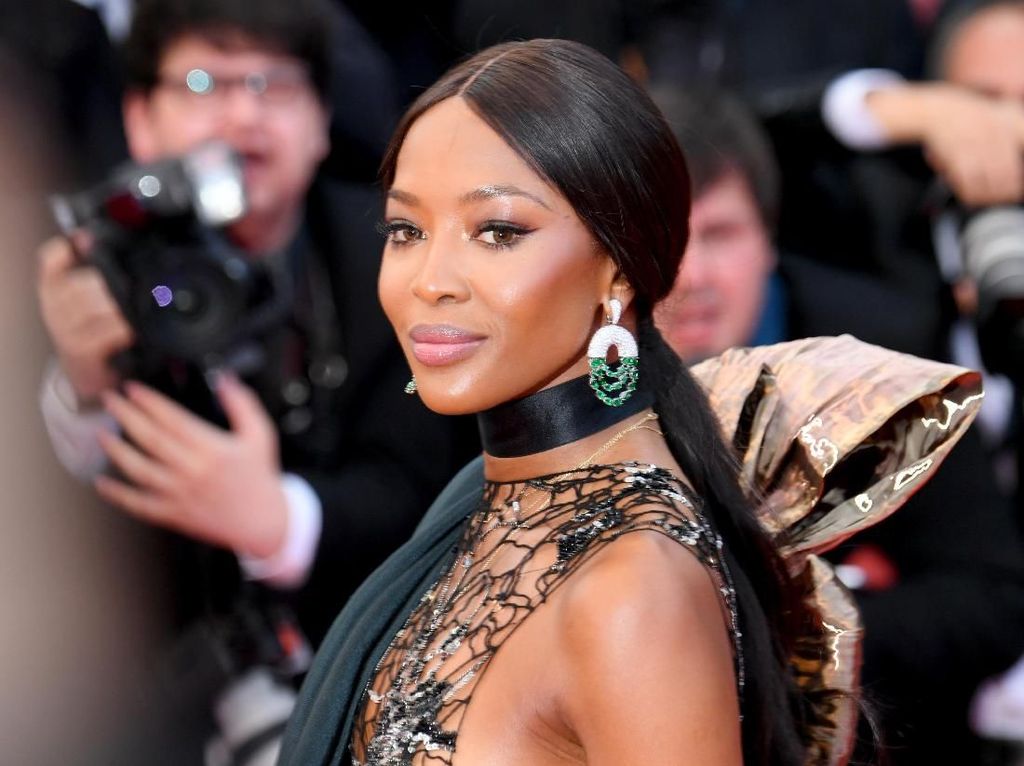 Naomi Campbell Pakai Gaun Bernoda Darah Seperti Habis Ditembak Naomi Campbell Pakai Gaun Bernoda Darah Seperti Habis Ditembak