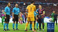 Buffon kembali tampil di final Liga Champions bersama Juve pada 2014/2015. Tapi ia kembali gagal setelah Juve dikalahkan Barcelona. Foto: Shaun Botterill/Getty Images