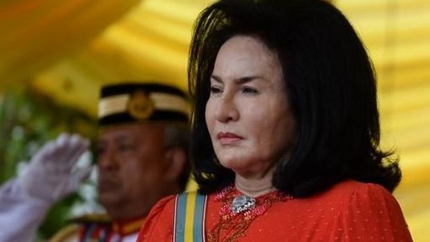 istri mantan pm malaysia, rosmah mansor (FILES) In this file photo taken on April 28, 2018, Malaysia's then-Prime Minister Najib Razak (L) and his wife Rosmah Mansor (R) wave as they arrive at the nomination centre to hand over election documents in Pekan.Malaysia's scandal-hit former prime minister Najib Razak and his wife Rosmah Mansor were on May 12, 2018 banned from leaving the country, the immigration chief said, after the shock election loss of Najib's coalition. / AFP PHOTO / Mohd RASFAN
