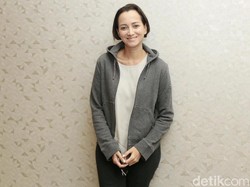 Karina Suwandi Tulis Surat hingga Nangis di Film Terbaru