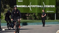 Sesampainya di Marbella, Klopp memimpin pasukannya bersepeda ringan. (LiverpoolFC.com)