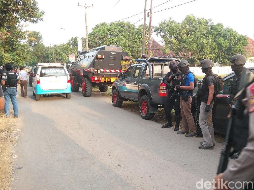 1 Terduga Teroris JAD Cirebon Saban Hari Jualan Cilok 1 Terduga Teroris JAD Cirebon Saban Hari Jualan Cilok
