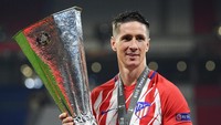 Sementara Fernando Torres akhirnya bisa mengangkat trofi penting yang pertama bersama Atletico. Itu juga menjadi trofi terakhirnya karena dia bakal pergi di akhir musim. (Foto: Matthias Hangst/Getty Images)