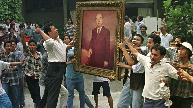 Bukan hanya terjadi kepanikan, masyarakat pun melampiaskan marah mereka kepada para pengusaha ketika terjadi krisis ekonomi 1998.