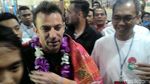 Tiba di Medan, Del Piero Dikalungi Kain Ulos