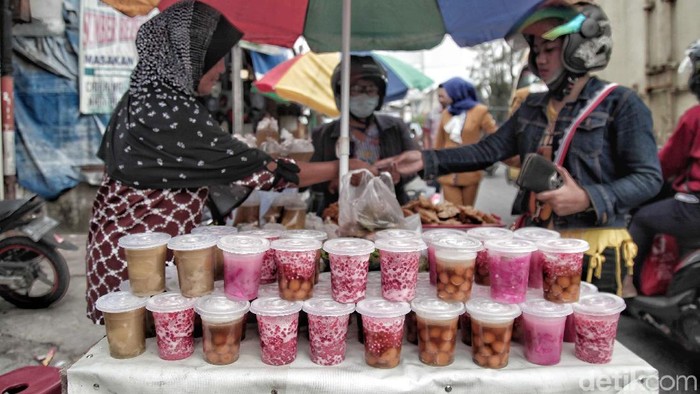 Sejumlah warga menjual takjil di kawasan Jalan Enim Raya, Sungai Bambu, Jakarta Utara, Kamis (17/5). Menjual Takjil menjadi  pekerjaan sampingan menambah rezeki