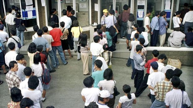 Krisis ekonomi 1998 membuat masyarakat berbondong-bondong menarik uang tunai dari bank.