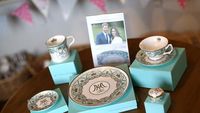 Intip Proses Pembuatan Souvenir Royal Wedding Inggris