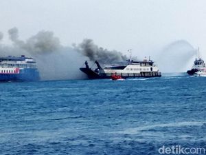 Video Kapal Penumpang yang Terbakar di Selat Bali Video Kapal Penumpang yang Terbakar di Selat Bali