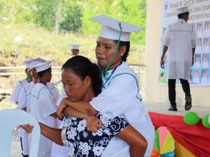 Foto Viral Ibu Gendong Putri yang Lumpuh Saat Wisuda Bikin Netizen Nangis