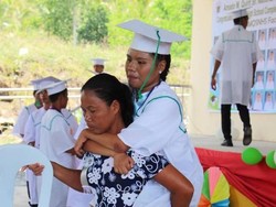 Foto Viral Ibu Gendong Putri yang Lumpuh Saat Wisuda Bikin Netizen Nangis