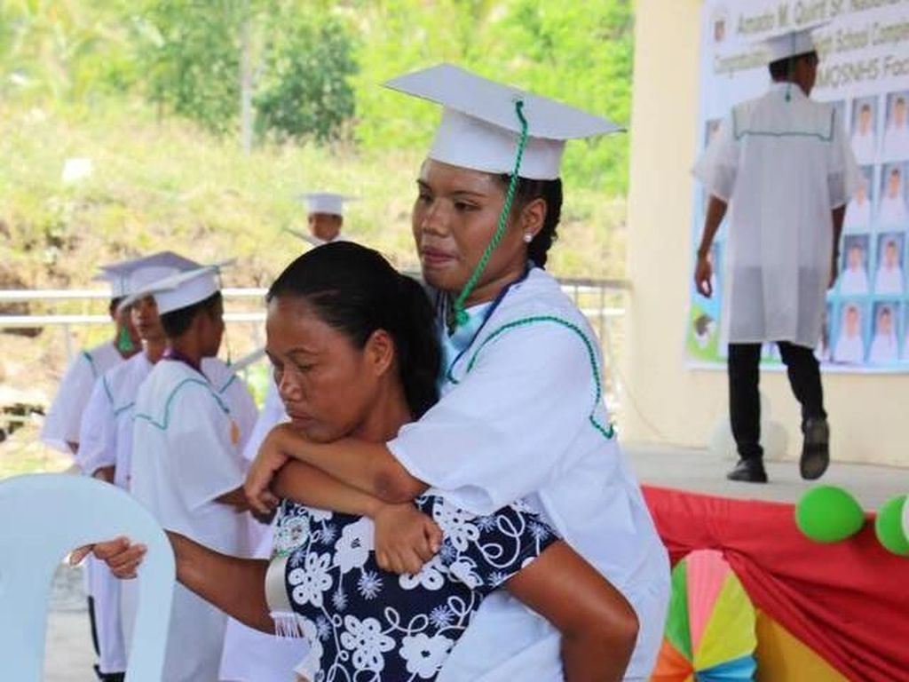 Foto Viral Ibu Gendong Putri yang Lumpuh Saat Wisuda Bikin Netizen Nangis Foto Viral Ibu Gendong Putri yang Lumpuh Saat Wisuda Bikin Netizen Nangis