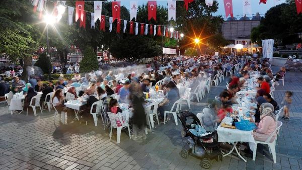 Suasana Hangat saat Warga Turki Berbuka Puasa di Hari Pertama