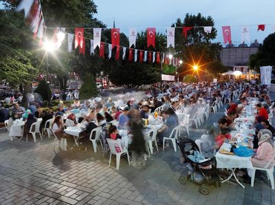 Suasana Hangat saat Warga Turki Berbuka Puasa di Hari Pertama