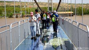 Foto: Jembatan Kaca 3 Dimensi Pertama di China