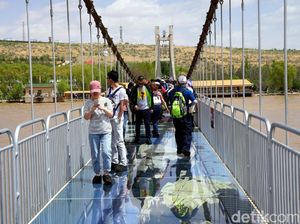 Foto: Jembatan Kaca 3 Dimensi Pertama di China