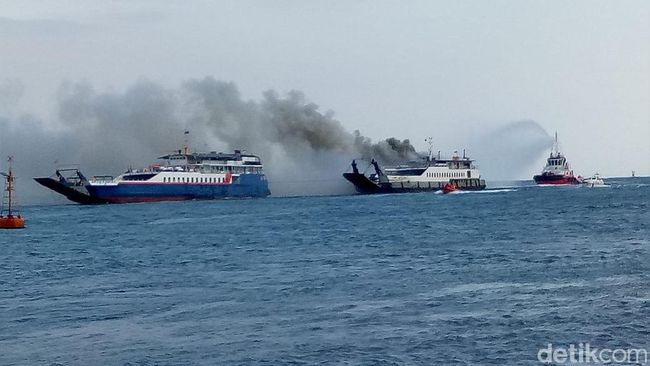 Kapal Penumpang dari Bali Tujuan Banyuwangi Terbakar Kapal Penumpang dari Bali Tujuan Banyuwangi Terbakar