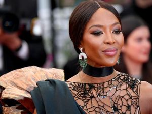 Di Usia 47, Supermodel Kontroversial Ini Curi Perhatian di Red Carpet Cannes