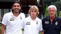 Bersama Pavel Nedved dan pelatih Marcelo Lippi, Buffon meraih scudetto pertamanya bersama Juve pada musim 2001/2002. Foto: Twitter