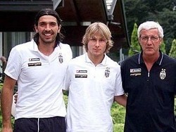 Bersama Pavel Nedved dan pelatih Marcelo Lippi, Buffon meraih scudetto pertamanya bersama Juve pada musim 2001/2002. Foto: Twitter