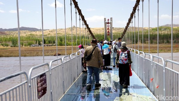 Jembatan Kaca 3d Pertama Di China Yang Bikin Deg Degan