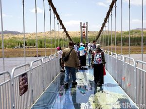 Jembatan Kaca 3D Pertama di China yang Bikin Deg-degan