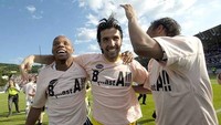 Musim panas 2006, Buffon bersama Juve turun kasta ke Serie B karena skandal calciopoli. Langsung jadi juara, Buffon pun kembali ke Serie A di musim berikutnya. Foto: Twitter @juvefcdotcom