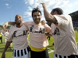 Musim panas 2006, Buffon bersama Juve turun kasta ke Serie B karena skandal calciopoli. Langsung jadi juara, Buffon pun kembali ke Serie A di musim berikutnya. Foto: Twitter @juvefcdotcom