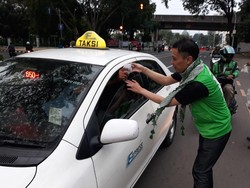 PPP Bagikan Ribuan Takjil Gratis di Jalan Diponegoro Jakpus