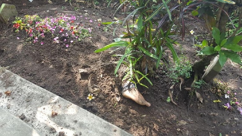 Temuan Mayat dengan Kaki Nongol di Permukaan yang Gegerkan Kediri Temuan Mayat dengan Kaki Nongol di Permukaan yang Gegerkan Kediri