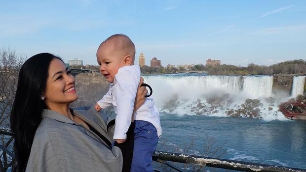 Cara Titi Kamal Jaga Mood Tetap Happy Saat Temani Anak Bermain