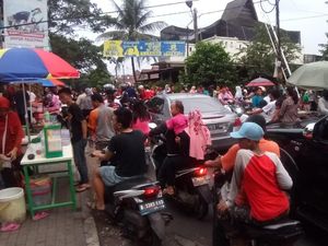 Pasar Tumpah di Jalan Merdeka Depok Bikin Macet