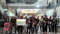 Rencananya, pemain yang kerap disapa Alex itu akan melelang sejumlah memorabilia dan tanda tangannya yang semuanya akan disumbangkan. 
